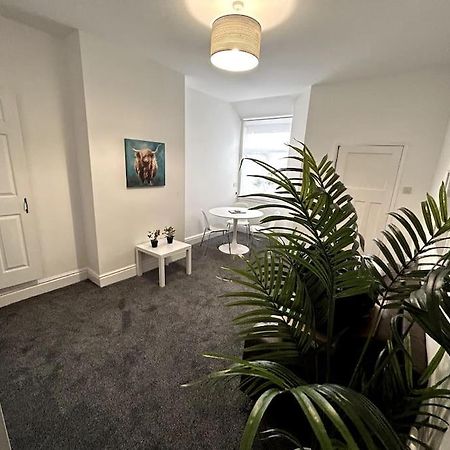 Bright Home From Home Stoke-on-Trent Exterior foto
